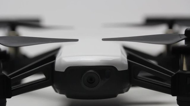 Mini Dron cargando bater&iacute;as
