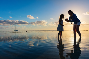 Fototapeta premium Mother and daughter at sunset