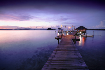 Obraz premium Wooden bridge at dusk Koh Mak, Trat Thailand