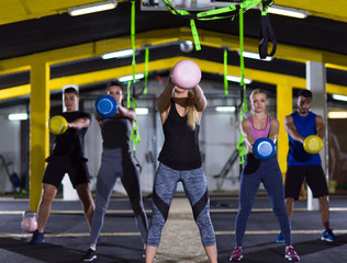 Obraz premium athletes doing exercises with kettlebells