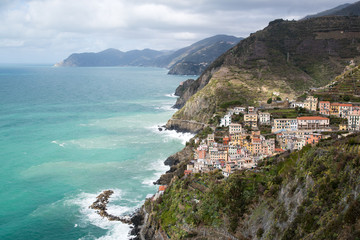 Naklejka premium チンクエ・テッレ～険しいリグーリア海岸の5つの村（イタリア・リグーリア州）