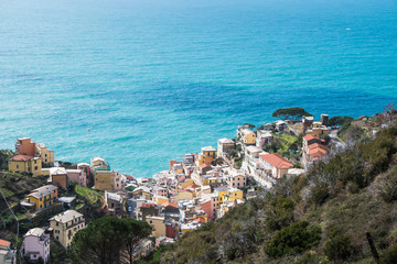 Obraz premium 山上から見下ろすチンクエ・テッレの村 リオマッジョーレ～険しいリグーリア海岸の5つの村（イタリア・リグーリア州）