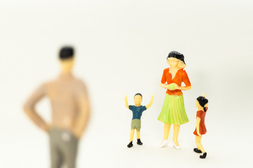 Fototapeta na wymiar 家族と男性の人形