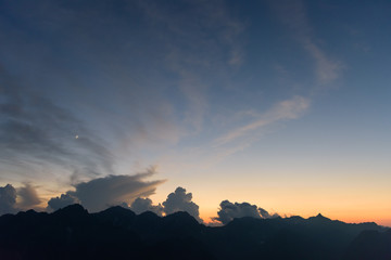 北アルプス　夕暮れ時の槍ヶ岳・穂高連峰