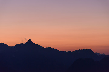 北アルプス　夕暮れ時の槍ヶ岳