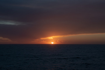 Naklejka premium チンクエ・テッレの村 マナローラから見るリグーリア海に沈む夕日 ～険しいリグーリア海岸の5つの村（イタリア・リグーリア州）