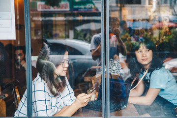 Obraz na płótnie Canvas Business smart glasses women use cellphone in coffee shop