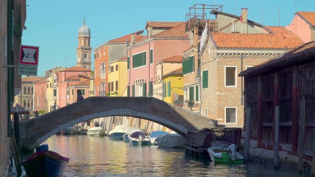 2588_The_small_bridge_in_the_middle_of_the_canal_in_Venice_Italy.mov