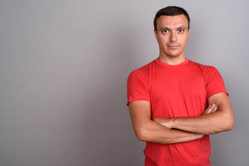 Obraz premium Man wearing red shirt against gray background