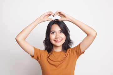 Fototapeta na wymiar Young Asian woman gesturing heart hand sign.