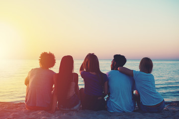 Group of happy friends relaxing at the beach - obrazy, fototapety, plakaty