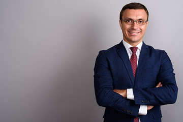Fototapeta premium Businessman wearing suit and eyeglasses against gray background