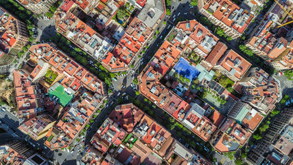 Caméra aérienne vers le bas de Barcelone, rues et bâtiments résidentiels de l& 39 Eixample, célèbre grille urbaine, Espagne.