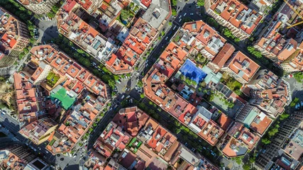 Papier Peint photo Barcelona Caméra aérienne vers le bas de Barcelone, rues et bâtiments résidentiels de l& 39 Eixample, célèbre grille urbaine, Espagne.