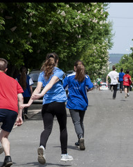 дети бегущие по асфальту эстафета