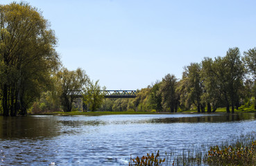 разлив реки на фоне моста пейзаж