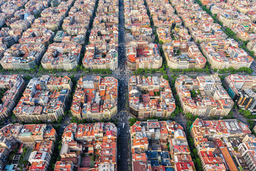 Obraz premium Widok z lotu ptaka Barcelony, słynna dzielnica mieszkaniowa Eixample, Hiszpania. Światło późnego popołudnia