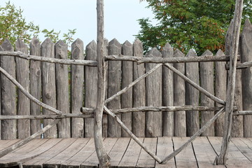 Naklejka premium Old wooden fence of sharpened logs in an ancient fortress