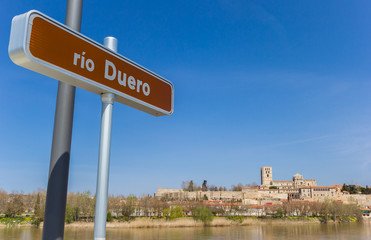 Obraz premium Raod sign for the river Duero in Zamora, Spain