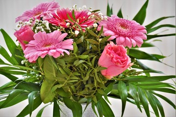 bouquet of pink flowers, a rose and a camomile gerber