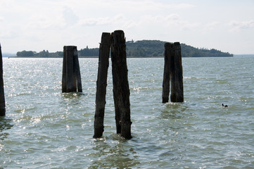 Pilastri in acqua al lago trasimeno