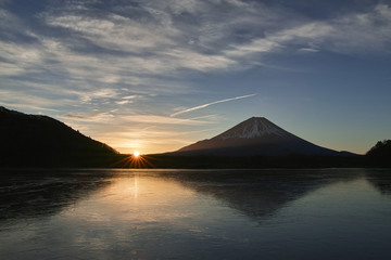 河口湖からの夜明けの富士山