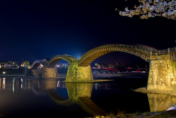  	錦帯橋と夜桜／山口県岩国市