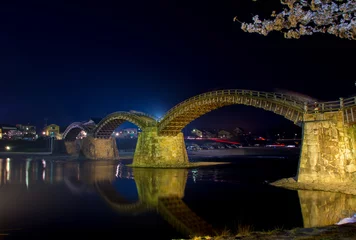 Photo sur Plexiglas Le pont Kintai Pont Kintaikyo et Sakura la nuit / Ville d& 39 Iwakuni, préfecture de Yamaguchi
