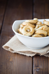 Taralli su tavolo di legno