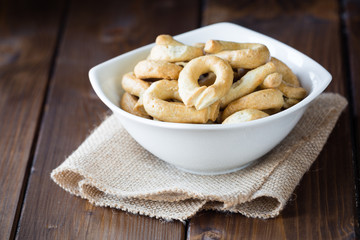 Taralli su tavolo di legno