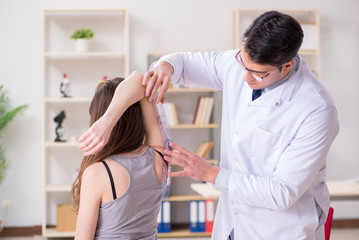 Obraz premium Doctor checking patients joint flexibility