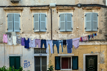 Die Wäsche wird auf der Straße getrocknet