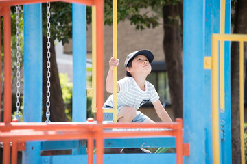 公園で遊ぶ男の子