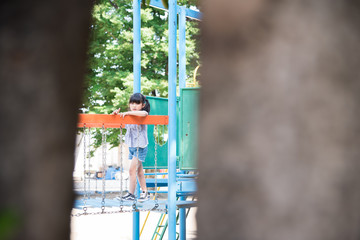 公園で遊ぶ女の子