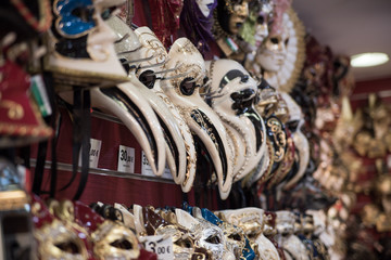 masques v&eacute;niciens