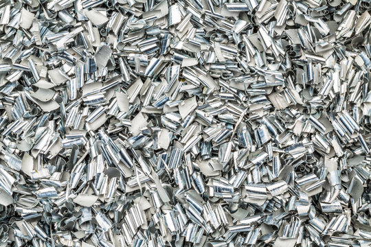Nahaufnahme von Sp&auml;ne aus Aluminium aus einer Drehmaschine