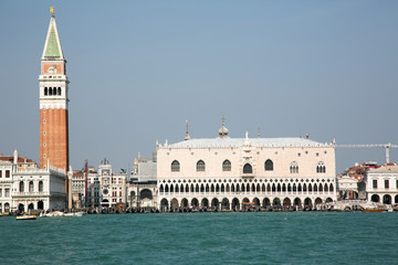 Fototapeta na wymiar Venedig Dogenpalast und Camapanile gesehen vom Canale Grande