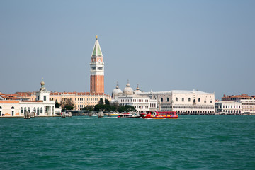 Fototapeta na wymiar Venedig Camapanile und Dogenpalast gesehen vom Canale Grande
