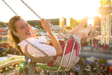 Junge hübsche Frau Mädchen im Dirndl Kleid hat Spass auf dem Oktoberfest Frühlingsfest Volksfest