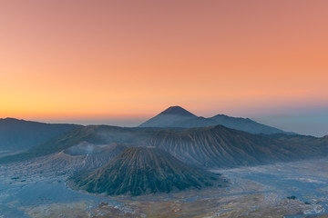 Fototapeta premium Wulkan Mount Bromo (Gunung Bromo) podczas kolorowego wschodu słońca z punktu widokowego na górze Penanjakan w Parku Narodowym Bromo Tengger Semeru, Jawa Wschodnia, Indonezja