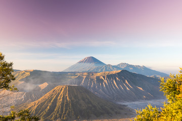 Obraz premium Wulkan Bromo (Mount Bromo) podczas kolorowego wschodu słońca z punktu widzenia na Mount Penanjakan w Bromo Tengger Semeru National Park, East Java, Indonezja