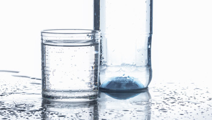 Mineralwasser in ein Glas eingeschenkt, Hintergrund weiß