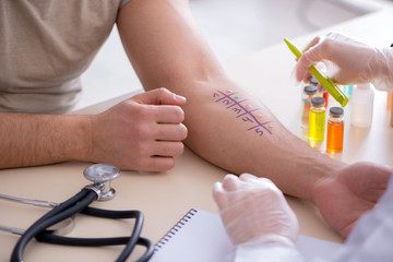 Doctor testing allergy reaction of patient in hospital - obrazy, fototapety, plakaty