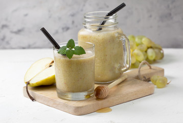 pear smoothies - 204755302