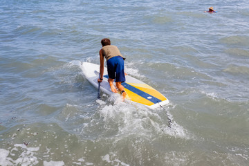 Naklejka premium paddle et baignade en eaux troubles 