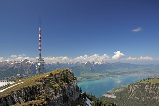 Berner Alpen, Alpenkette vom Niederhorn mit Sendeturm, Schweiz 