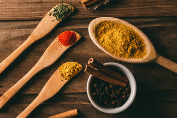 Temperos sobre a mesa