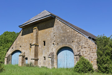 Fototapeta na wymiar grange gaumaise ancienne avec portes en bois peintes en bleu de Meuse