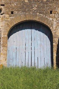 grange gaumaise ancienne avec portes en bois peintes en bleu de Meuse