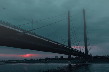 Rheinkniebrücke bei Sonnenuntergang und Nebel